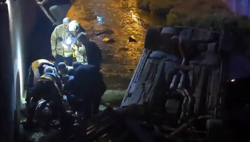 Sürücü Kaçtı, Yaralıyı İtfaiye Kahramanca Kurtardı!