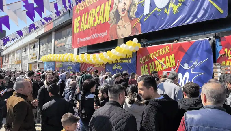 Bursa’da İndirim Günlerinde İzdiham: Alışveriş Tutkunlarının Coşkusu!
