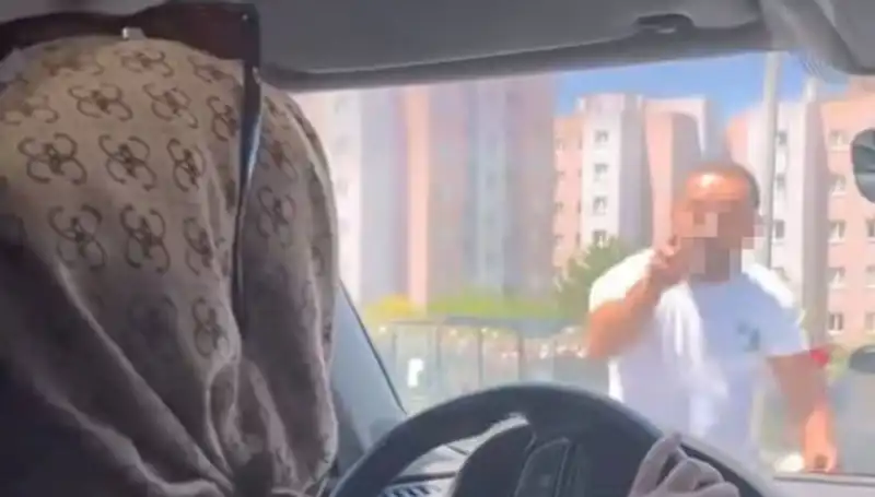 Trafikte Dehşet Anları: Önünü Kesti, Aracın Camını Yumrukladı!