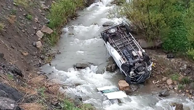 Hakkari'de minibüs kazası: Derede can pazarı, iki ölü üç yaralı