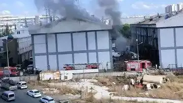 Başakşehir Sanayi Sitesinde Çıkan Yangın, Üzerine Yılan Gibi Sarmalanan Kazalara Yol Açtı