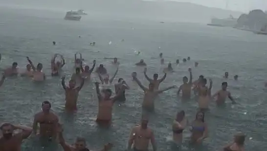 İstanbul Bebek'te Yağmura Rağmen Denize Girenlerin Keyifli Anları