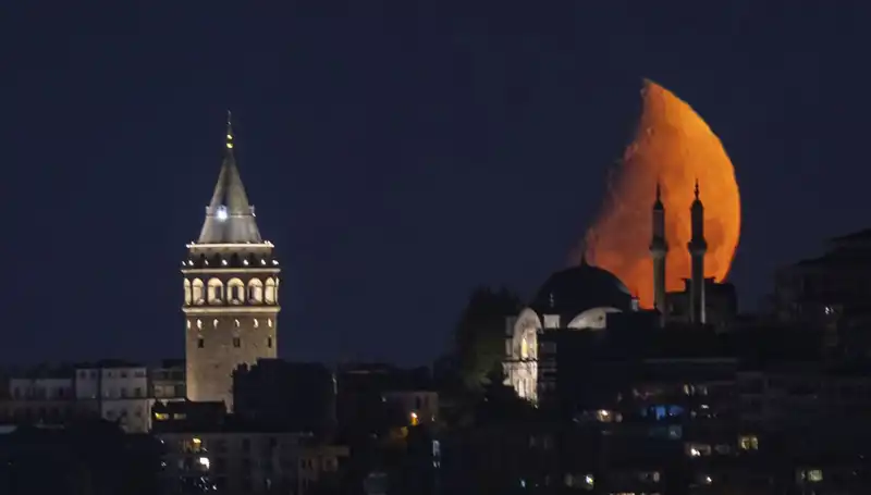 İstanbul'da Yarım Ay İşareti Geceyi Büyüledi: Neler Yaşandı?