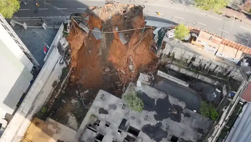 Sarıyer’de Yaşanan Yol Çöküntüsü: Cadde Kapatıldı, Vatandaşlardan Uyarı