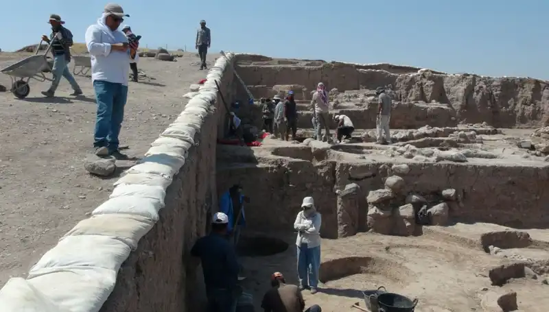 Oylum Höyük'te Sıcak Havaya Rağmen Kazı Çalışmaları Devam Ediyor