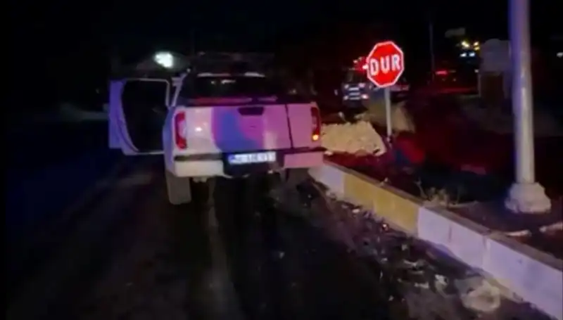 İzmir'de Hafif Ticari Araç ile Kamyonet Çarpıştı: 7 Kişi Yaralandı