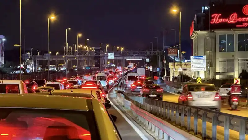Yenibosna Metrobüs İstasyonu'nda Yaya Üst Geçidi Çalışmaları Başladı!